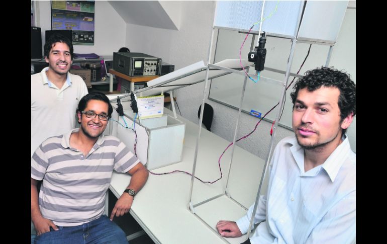 Andrés Torres, Óscar Rodea y Javier Castro, alumnos del ITESO lograron el tercer lugar en la categoría ''Medio ambiente''.  /