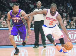 Con permiso. Ramymond Felton, de los Knicks, elude la marca de Sebastian Telfair. AP  /