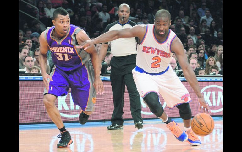 Con permiso. Ramymond Felton, de los Knicks, elude la marca de Sebastian Telfair. AP  /