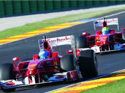 Fernando Alonso (adelante) y Felipe Massa conducen sus Ferrari durante una exhibición en el circuito ''Ricardo Tormo'', de Valencia.AFP  /