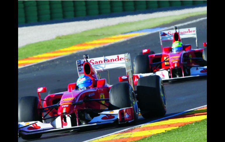 Fernando Alonso (adelante) y Felipe Massa conducen sus Ferrari durante una exhibición en el circuito ''Ricardo Tormo'', de Valencia.AFP  /