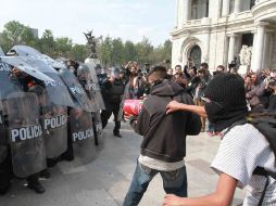 Los enfrentamientos sucedieron el sábado derivados de la toma de protesta de Enrique Peña Nieto. ARCHIVO  /