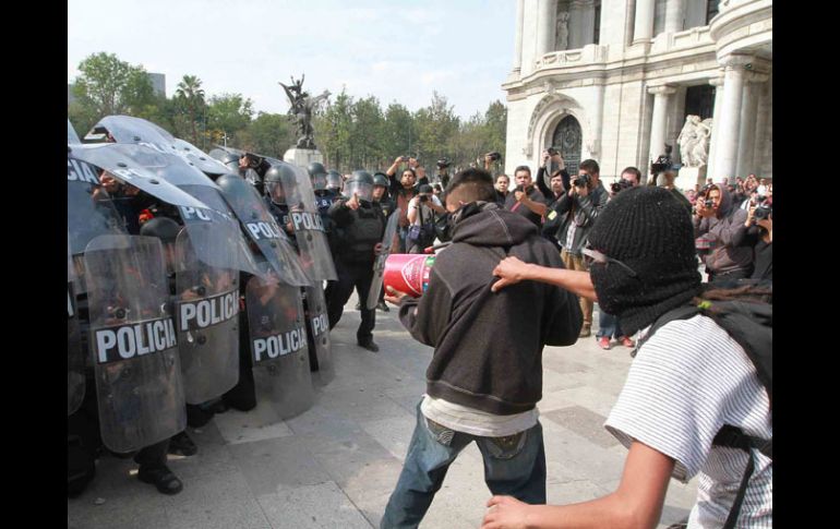 Los enfrentamientos sucedieron el sábado derivados de la toma de protesta de Enrique Peña Nieto. ARCHIVO  /