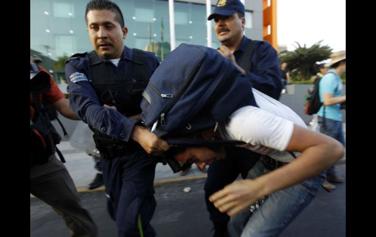 Morena rechazan las detenciones de los jóvenes que se manifestaron en Expo Guadalajara, sede de la FIL. ARCHIVO  /