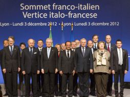 Francois Hollande (c) y Mario Monti (3d) durante la cumbre franco-italiana. REUTERS  /