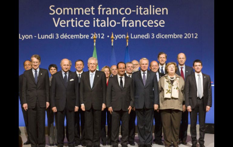 Francois Hollande (c) y Mario Monti (3d) durante la cumbre franco-italiana. REUTERS  /