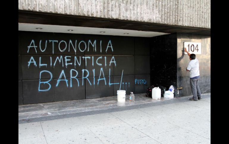 Tras manifestación, se realizó colocación de vidrios y revisión de inmobiliario de comercios del primer cuadro de la ciudad. NOTIMEX  /