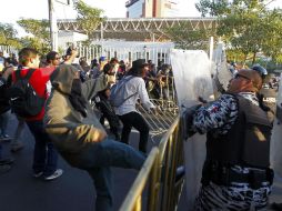 Entre los daños hay cinco patrullas afectadas, y se reporta el robo de cargadores, cartuchos, y de un radio de la Policía. ARCHIVO  /