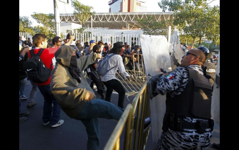 Entre los daños hay cinco patrullas afectadas, y se reporta el robo de cargadores, cartuchos, y de un radio de la Policía. ARCHIVO  /