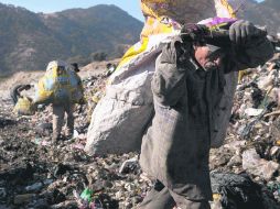 Picachos. Pepenadores separan la basura en el interior del vertedero.  /