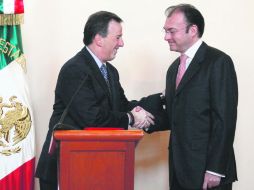 José Antonio Meade, saluda a Videgaray, durante la ceremonia de entrega-recepción de la Secretaría de Hacienda. EL UNIVERSAL  /