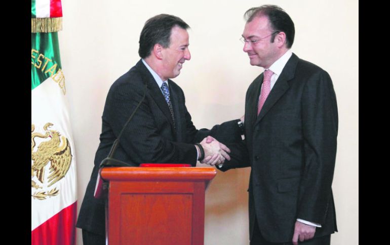 José Antonio Meade, saluda a Videgaray, durante la ceremonia de entrega-recepción de la Secretaría de Hacienda. EL UNIVERSAL  /