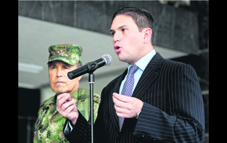 Juan Carlos Pinzón (derecha), ministro de Defensa de Colombia, habla sobre lo ocurrido en los tres asentamientos irregulares. EFE  /