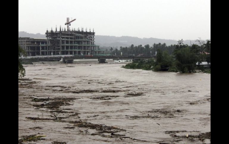 Al menos 54 personas han muerto y más de 55 mil han sido evacuadas hoy a causa del tifón ''Bopha''. EFE  /