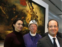 El presidente Holland (d) y el ministro de cultura (c) frente a la famosa pintura de Delacroix  /