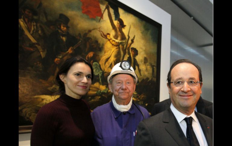 El presidente Holland (d) y el ministro de cultura (c) frente a la famosa pintura de Delacroix  /