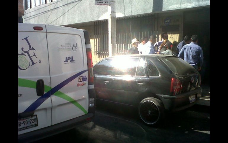 Personal de la Procuraduría estatal y elementos del IJCF arribaron a la escena del crimen.  /