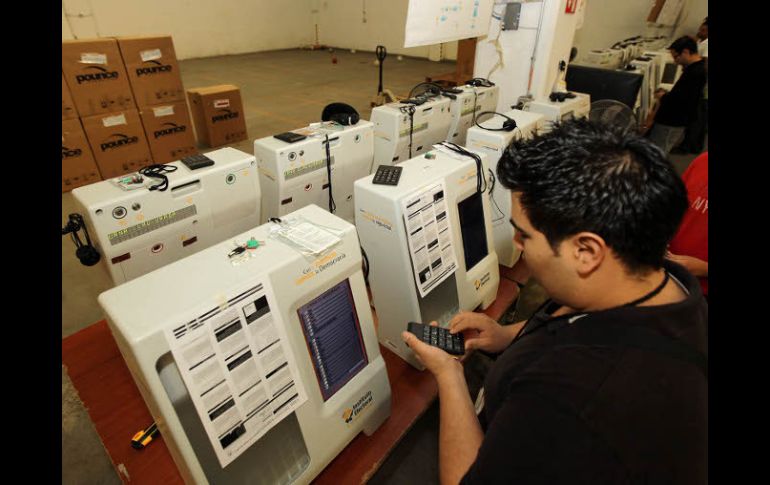 El sistema electrónico de votación del IEPC de Jalisco llamó la atención para ser exportado facilmente a otras latitudes. ARCHIVO  /