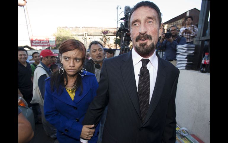 John McAfee se presentó ante la prensa, afuera de la sede del Poder Judicial, acompañado de su novia Samantha Vanegas. AFP  /