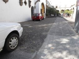 La rampa tiene el símbolo de la silla de ruedas, pero éste no tiene el típico color amarillo, es gris como el cemento.  /