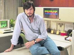 Esperada. Ya circula en internet la imagen de Ashton Kutcher caracterizado como Steve Jobs.  ESPECIAL  /