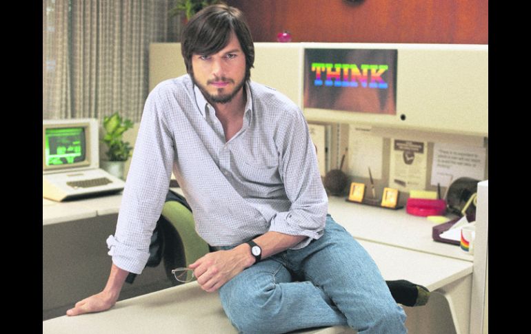 Esperada. Ya circula en internet la imagen de Ashton Kutcher caracterizado como Steve Jobs.  ESPECIAL  /