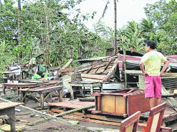 Destrozos. Un hombre observa los restos de su casa destruida por los vientos causados por el meteoro en la Ciudad de Butuan. AFP  /