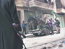 Listos para atacar. Insurgentes del Ejército Libre se alistan en Alepo para combatir. XINHUA  /