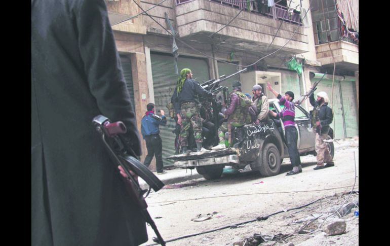 Listos para atacar. Insurgentes del Ejército Libre se alistan en Alepo para combatir. XINHUA  /