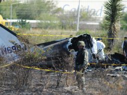 Los cuerpos de bomberos, Cruz Roja y de seguridad, acordonaron la zona para realizar las primeras indagatorias. ARCHIVO  /