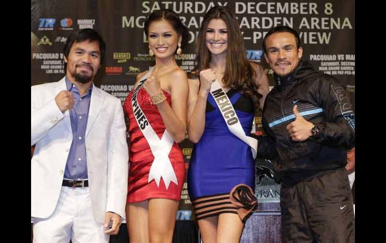 Pacquiao, y Márquez posaron con Miss Filipinas y Miss México en la rueda de prensa. AP  /