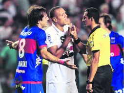 Viva sudamérica. Como típica final de CONMEBOL, la polémica arbitral no podía faltar en La Bombonera. AFP  /