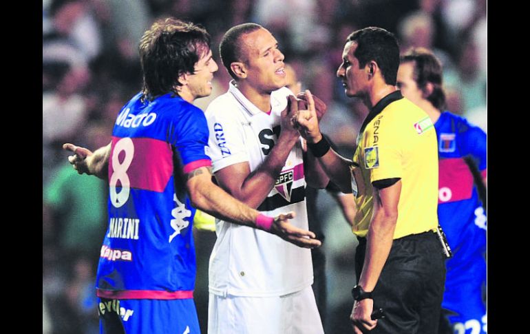 Viva sudamérica. Como típica final de CONMEBOL, la polémica arbitral no podía faltar en La Bombonera. AFP  /