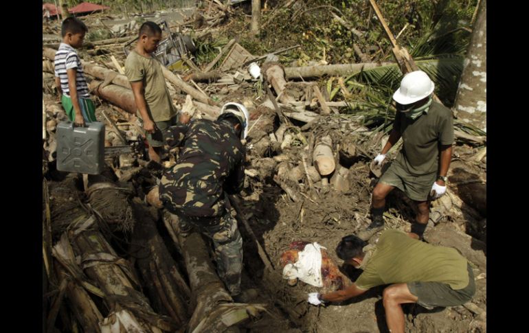 Soldados buscan entre los escombros de la devastada localidad de New Bataan tras el paso del tifón ''Bopha''. EFE  /