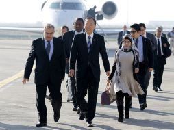 El secretario general de la ONU, Ban Ki-moon (c), llega al aeropuerto internacional de Bagdad. EFE  /