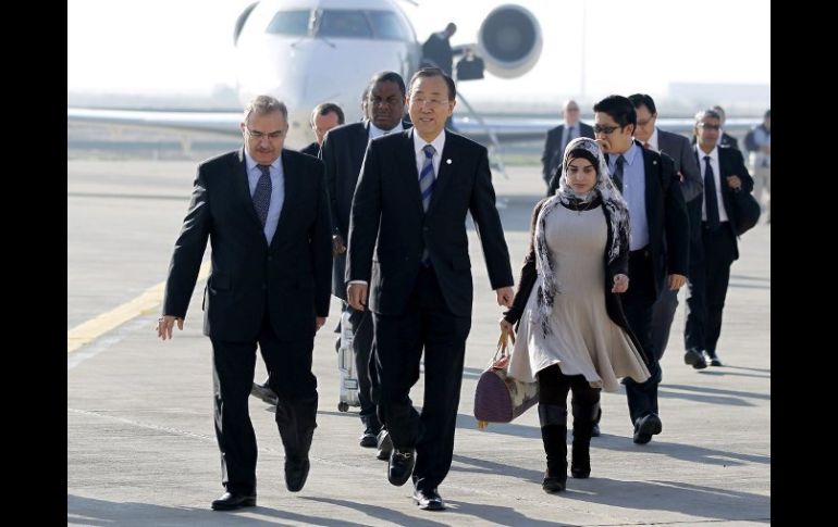 El secretario general de la ONU, Ban Ki-moon (c), llega al aeropuerto internacional de Bagdad. EFE  /