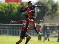 Juan Jorge Celada que firmó la victoria con pierna derecha. En la imagen los atlistas celebran.  /