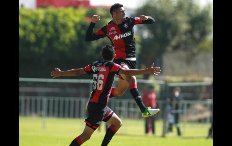 Juan Jorge Celada que firmó la victoria con pierna derecha. En la imagen los atlistas celebran.  /