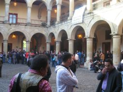 Los trabajadores se encuentran reunidos en el patio central del edificio del Legislativo.  /