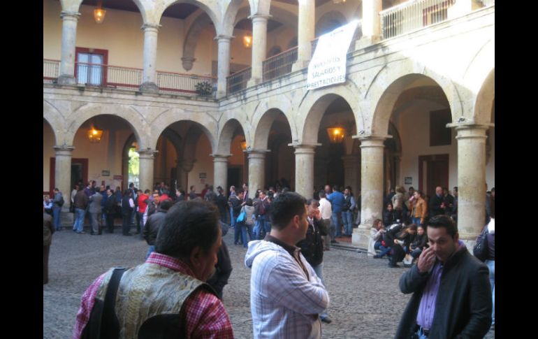 Los trabajadores se encuentran reunidos en el patio central del edificio del Legislativo.  /