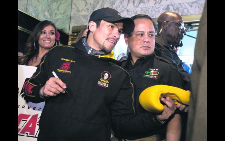 Consiente a los fanáticos. Juan Manuel Márquez reparte autógrafos en las instalaciones del hotel sede de la pelea. REUTERS  /