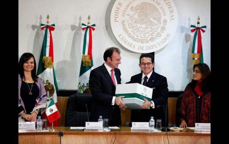 Luis Videgaray, secretario de Hacienda, hace la entrega a Francisco Arroyo, vicepresidente de la Mesa Directiva. EL UNIVERSAL  /