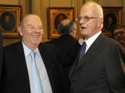 El empresario José Aranda (d) del Grupo Clarín junto a Bartolome Mitre dueño del diario La Nación participan evento de la SIP. EFE  /