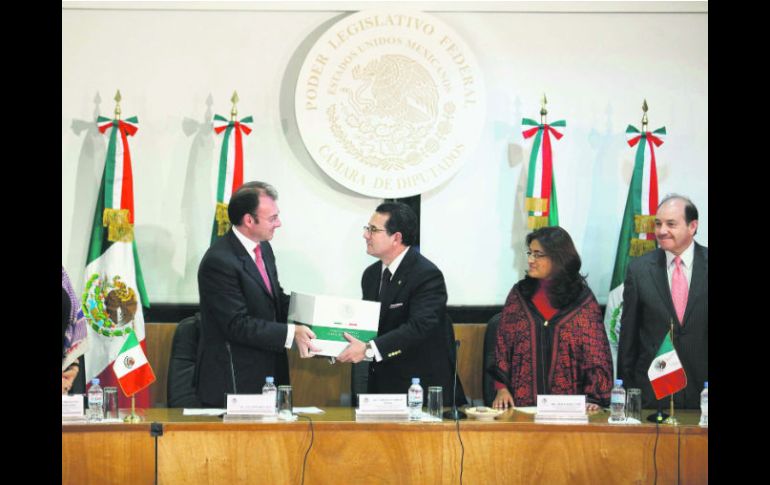 Luis Videgaray (izquierda), acudió a San Lázaro para enterar a los diputados del presupuesto para 2013. EL UNIVERSAL  /