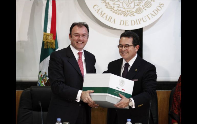 Luis Videgaray entrega a Agustín Arroyo el proyecto de Egresos de la Federación. EFE  /