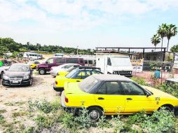 Autos de todos los tipos y modelos permanecen en el depósito ubicado en Huentitán, a la espera de ser reclamados por sus dueños.  /