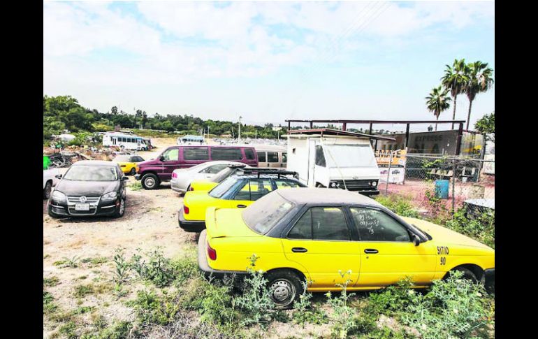 Autos de todos los tipos y modelos permanecen en el depósito ubicado en Huentitán, a la espera de ser reclamados por sus dueños.  /