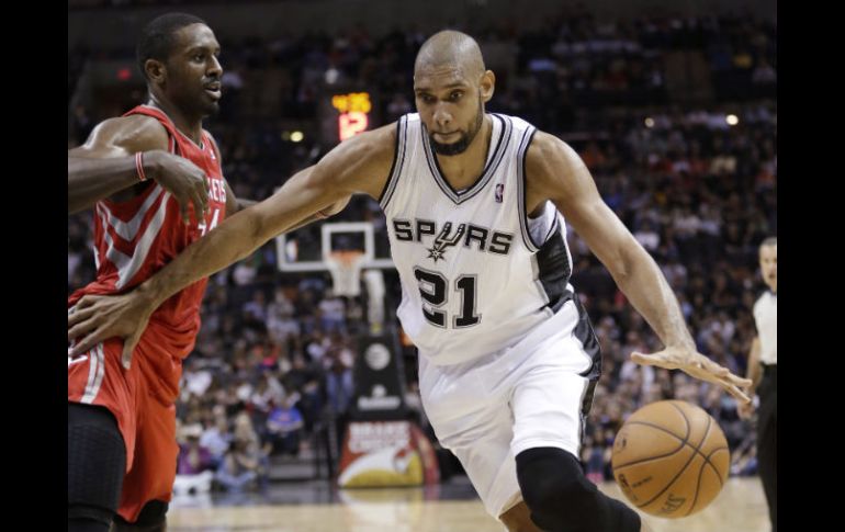 Los Spurs tuvieron 33 puntos como su mayor ventaja en el partido. AP  /