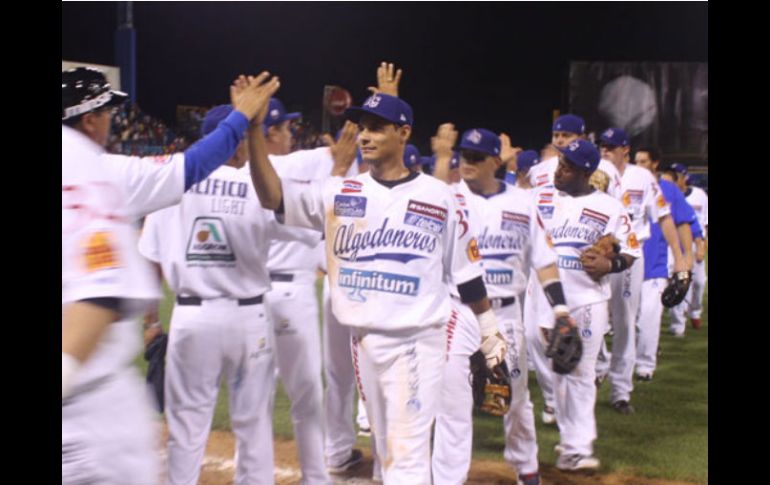 Los Algodoneros de Guasave lograron el triunfo por 4-3 sobre los Cañeros de Los Mochis. ARCHIVO  /