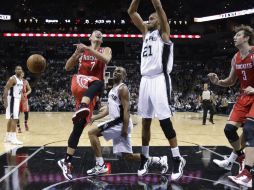 El veterano Tim Duncan volvió a brillar al conseguir cifras dobles de 12 puntos. AP  /